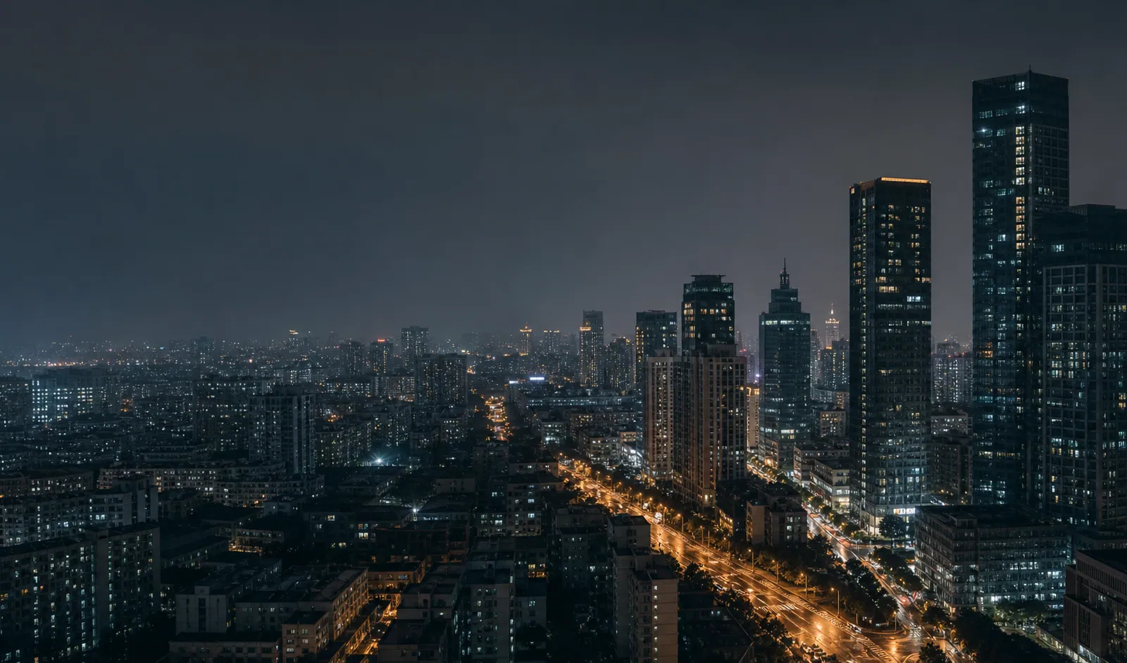 夜色中的城市建筑与灯光
